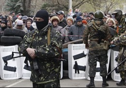 Người biểu tình ủng hộ Nga ập vào trụ sở cảnh sát ở Donetsk 